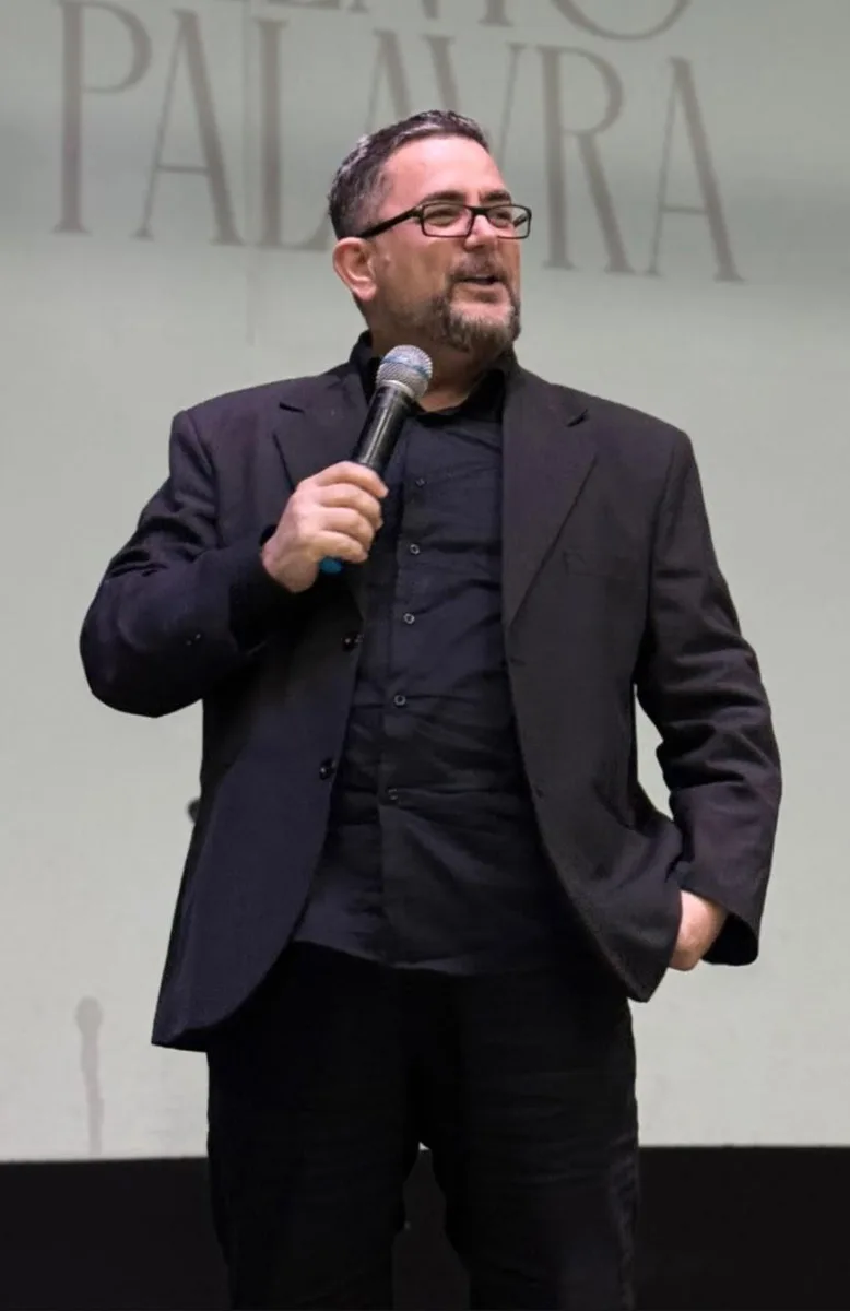 Pastor Márcio Madaloni pregando com um microfone